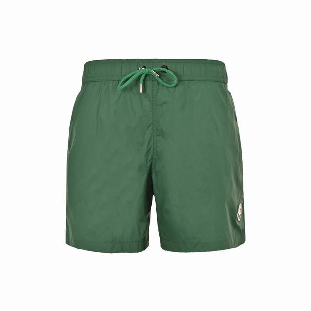 moncler 蒙口 24Ss 短款经典徽标沙滩短裤 采用速干尼龙面料，网布内衬，透气轻盈，柔软舒适，全套原版定制五金辅料，细节拉满，市场上顶配版本。宽松短款，