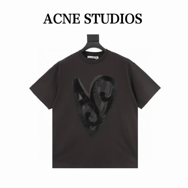 acne Studios 2025新品复古爱心涂鸦印花短袖T恤 宽松休闲的版型 中性可穿的风格 随性的耷拉袖口展现出慵懒的穿着方式 胸前正面双层大爱心徽标图案
