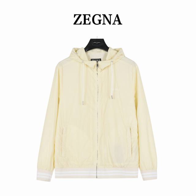 zegna 杰尼亚 简约轻薄外套 贸易渠道稀出，海外精品限量销售。户外风衣产品的典范，全身暗纹的商标彰显品牌辨识度。这款夹克兼备温暖且轻盈的特质。 最新款专柜同