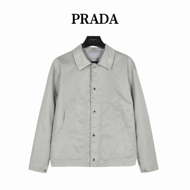 prada 普拉达 双边大口袋轻薄外套 贸易渠道稀出，海外精品限量销售。户外风衣产品的典范，全身暗纹的商标彰显品牌辨识度。这款夹克兼备温暖且轻盈的特质。 最新款