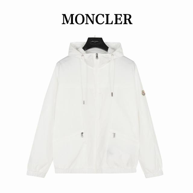 moncler 蒙口双边拉链轻薄连帽外套 贸易渠道稀出，海外精品限量销售。户外风衣产品的典范，全身暗纹的商标彰显品牌辨识度。这款夹克兼备温暖且轻盈的特质。 最新