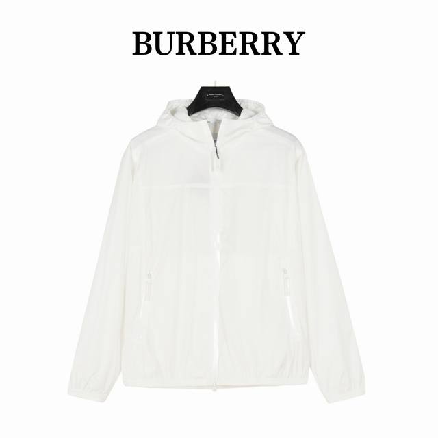 burberry 巴宝莉后背镂空战马轻薄外套 贸易渠道稀出，海外精品限量销售。户外风衣产品的典范，全身暗纹的商标彰显品牌辨识度。这款夹克兼备温暖且轻盈的特质。