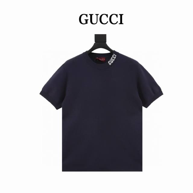 gucci 古驰 领口字母毛织短袖 原版购入，采用高质纯棉14S细针织片，德国进口提花机织片而成。电脑扫描胸前描绘字母图案。提花采用进口高品质棉纱纺织物以经线、