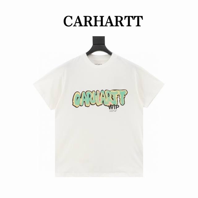 carhartt Wi 春夏新款涂鸦字母渐变图案印花短袖T恤，宽松休闲版型 浓郁的街头风格 简约时尚 胸前彩色的大号Carhartt字母印花 色彩渐变而斑斓 混