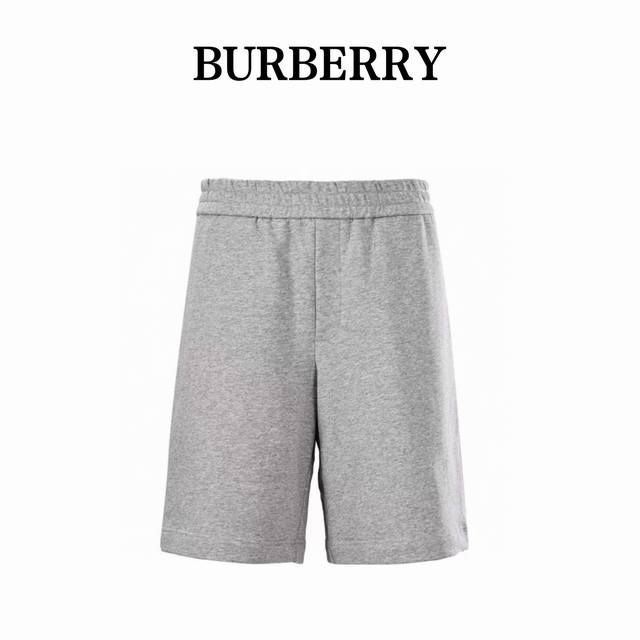 burberry巴宝莉Bbr 格纹棉后口袋贴花短裤 选用轻盈的翻面绒棉质面料，以棉纤维为主要原料，正面是光滑的棉质表面，另一面经过起绒处理，形成细腻的绒毛表面，
