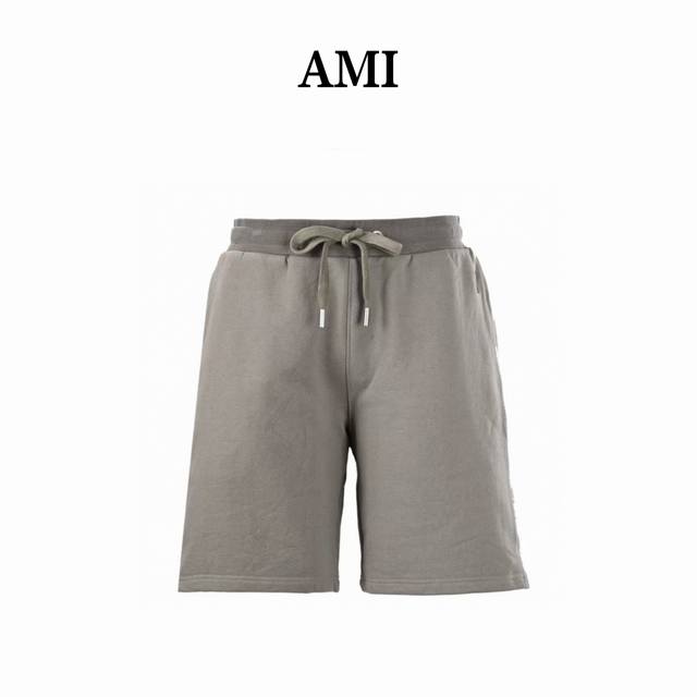 ami Paris 爱心刺绣短裤 定制奢享毛圈卫裤料，采用进口机刺绣工艺，使用先进的计算机控制系统和精密的机械部件，实现刺绣作业，精度高，线条流畅而细腻，酵洗加