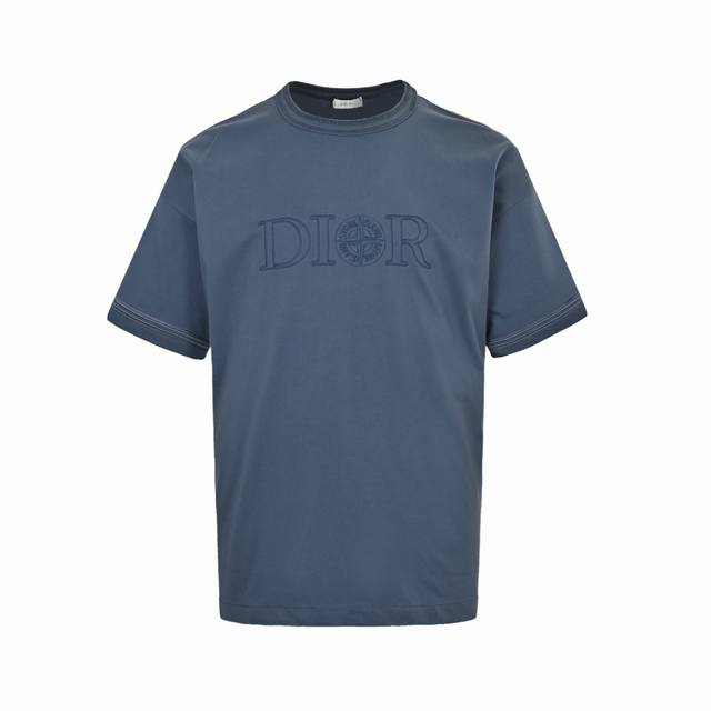 dior 迪奥 24Ss 石头岛联名刺绣短袖 Yb购入打版，采用棉质平纹针织面料，这款 T 恤来自 Dior And Stone Island 限定系列，突显联