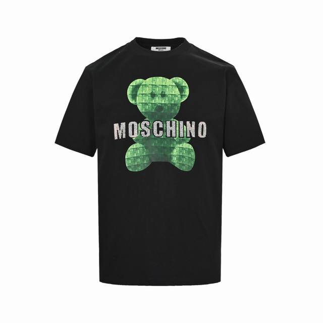 moschino 莫斯奇诺 25Ss 烫钻字母绿色小熊印花短袖 黑色纯棉面料，透气又舒适，夏天穿一点都不闷。胸前超吸睛的绿色小熊图案，搭配上标志性的Moschi
