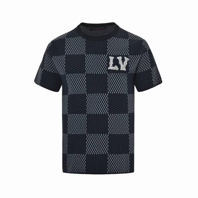 louis Vuitton 路易威登 菲董镶钻Logo棋盘格针织短袖 聚焦 Damier 提花图案，再借胸前 Lv 仿水晶刺绣贴饰展露考究笔触，为日常造型注入瞩