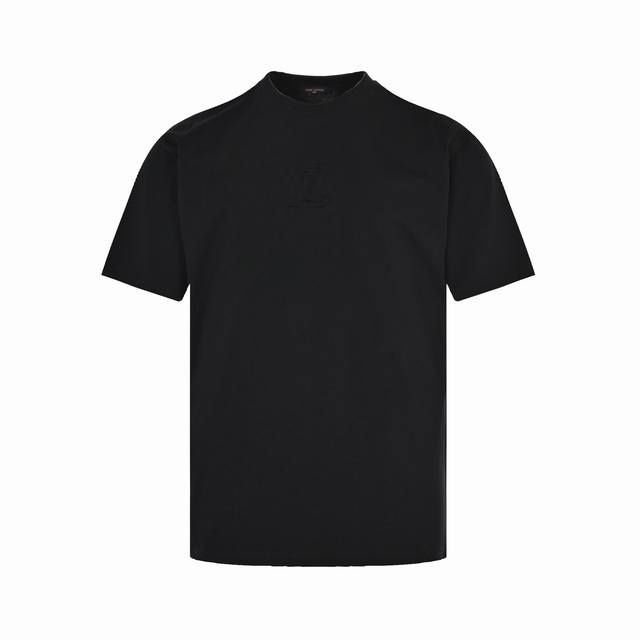 louis Vuitton 路易威登 立体浮雕压花Logo短袖 5700购入Zp，采用16S麻棉克重230G ，搭配32S双纱1×1螺纹，面料螺纹同缸定染。胸前