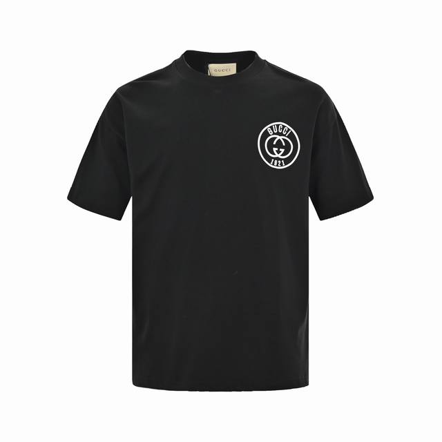 gucci 古驰 24Ss 1921系列印花Logo短袖 定织定染260克进口原版面料,搭配32支1×1棉盖丝罗纹。 面料、罗纹同缸无色差，前幅扫描丝网台板手工