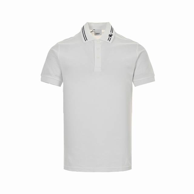 burberry 巴宝莉 领口战马刺绣Polo短袖 选用棉质珠地网眼布打造，定制材质260G长绒棉。衣领为双系统提花定织扁机制成，有弹性，不变形。衣服全部原生布
