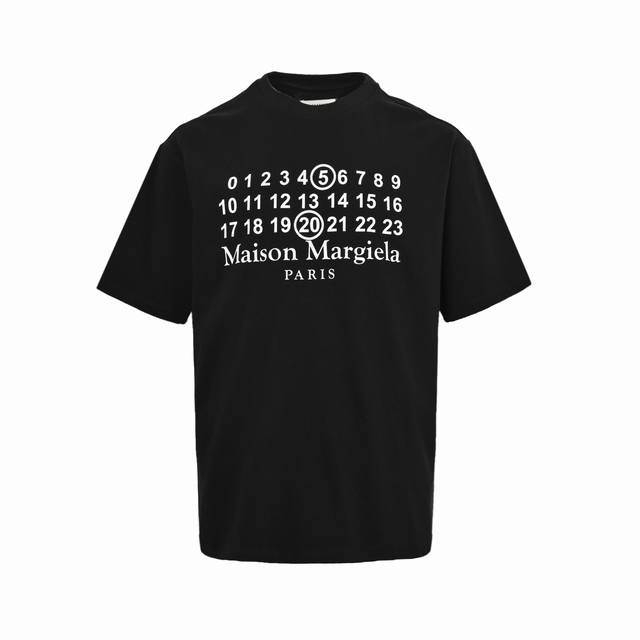 maisonmargiela 马吉拉 24Ss 数字520字母印花短袖 数字作为Maison Margiela的标志性语言，将神秘具象化，为日常符号赋予时装意义