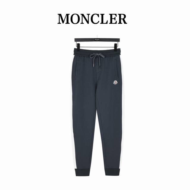 moncler 蒙口 侧边织带长裤 男女同款全新美学灵感趣味设计,渠道性质精品。让整体造型设计更加优雅时尚，今夏最火系列，无数明星潮人追捧。裁剪工艺细节处理工整