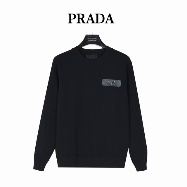 prada 普拉达 24Fw 侧边三角标拼接圆领卫衣 400克双面空气层爽滑面料，180克天丝内胆。 胸口五金标采用不锈钢电镀，皮料使用软牛皮做复合。 内里洗水