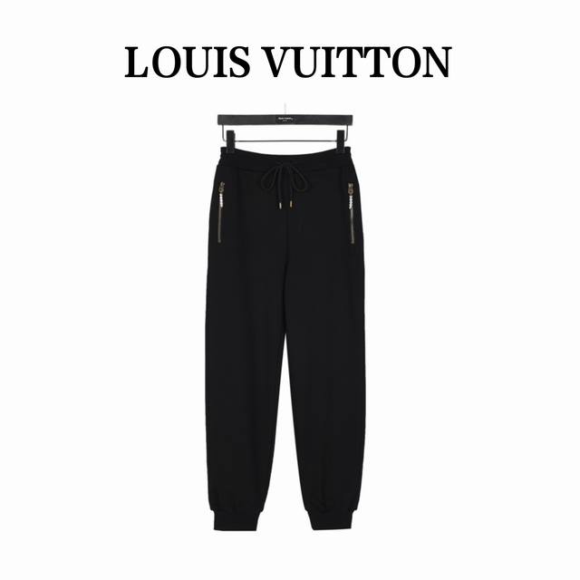 louisvuitton 路易威登 珍珠吊坠运动长裤 功能性棉质珍珠装饰运动裤 这款源自 春夏时装展的时尚运动裤饰有精致细节，打造休闲精致造型。运动裤以午夜蓝密