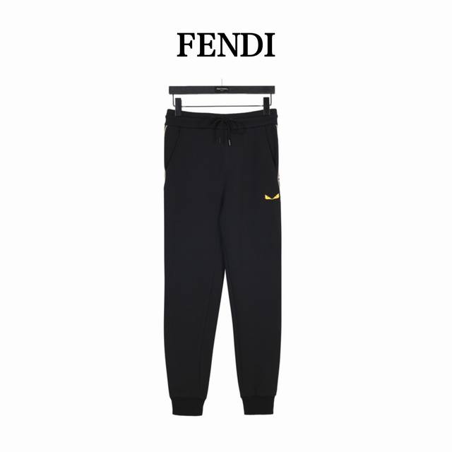 fendi 芬迪 小眼镜刺绣双F织带卫裤 Fd经典元素上身休闲舒适，衣身同色无色差，工费昂贵。 前口袋脚处犀利小眼睛刺绣+亮色双F织带搭配，非常醒目吸睛， 内里