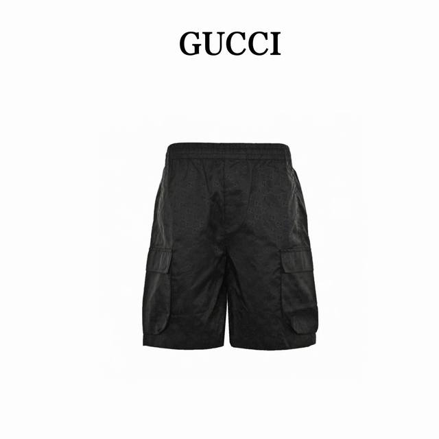 gucci 古驰 24Ss 暗纹双G提花工装短裤 灵感源自意大利传奇海岸线上迷人的海滨俱乐部，传递海滨生活的醉人魅力，这款方形剪裁短裤以轻质Gg尼龙提花面料匠心