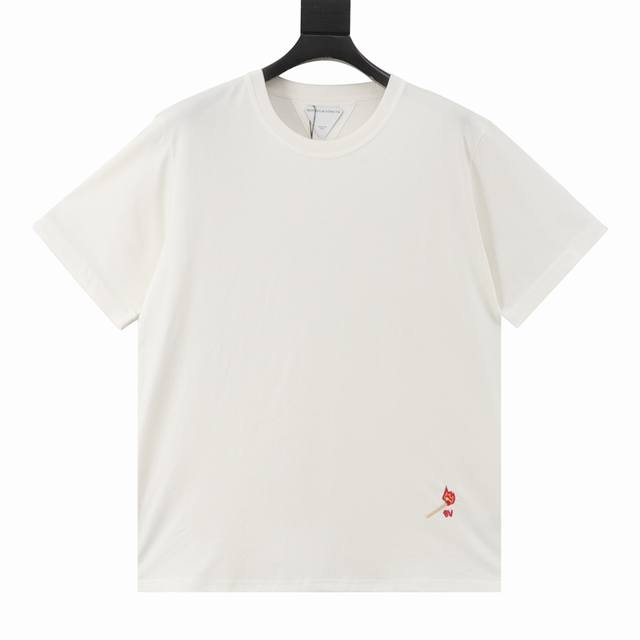 bottega Veneta葆蝶家Bv 25Ss小火柴刺绣折袖短袖T恤 面料采用32支重磅双纱平绞精梳棉克重260克 前幅左下角刺绣采用高精度刺绣机作业 运用多