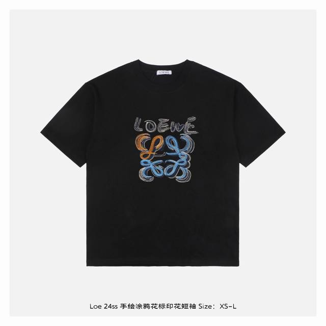loewe 罗意威 24Ss 手绘涂鸦花标印花短袖 面料采用260克重双纱精梳棉，定制32支1*1螺纹，成衣两遍水洗处理，面料舒适亲肤无异感，定制定染面料，纺织