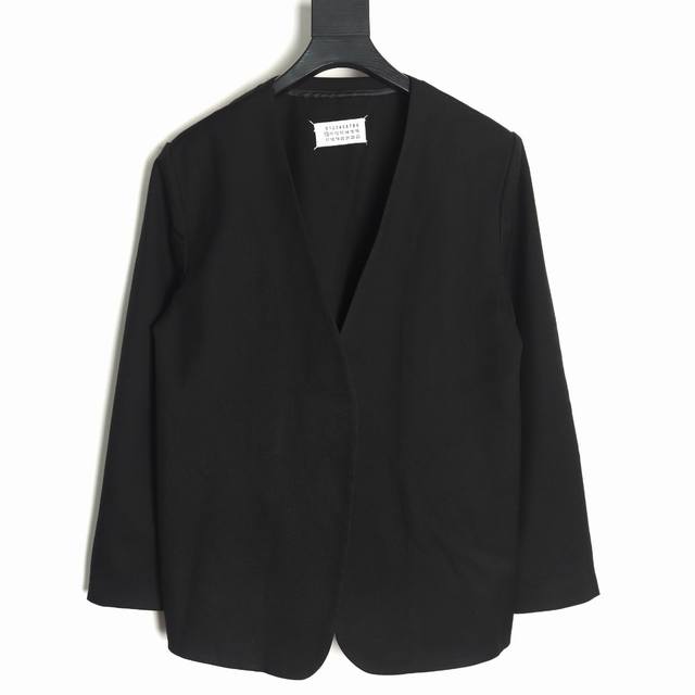 maison Margiela 马吉拉 无领廓形西装外套 把经典元素升级，时髦且高级的去领化设计，无边感的轮廓线覆盖了全衣，两片微弧度的无扣门襟让造型更有灵动性