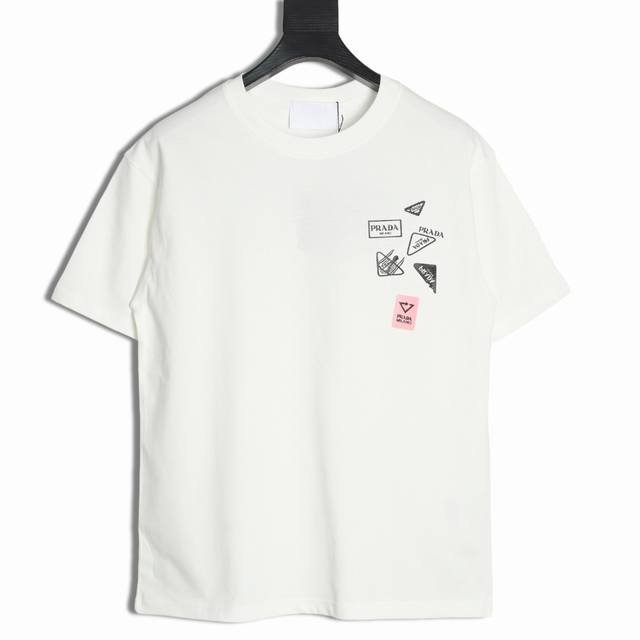 prada 普拉达 25Ss 多标印花短袖T恤 采用进口田岛绣花机制作 辅料均开磨定制 正确配置 黑色2025普拉达正品包装 克定制定染爽滑珠地 版型大 宽松有