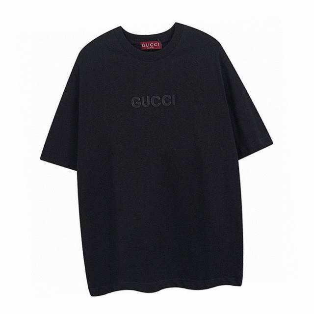 古驰 Gucci 夏季新品 蛇年限定烫钻刺绣字母圆领短袖T恤，采用双纱纯棉240G，采用立体印花工艺，面料颜色定制定染，舒适透气不缩水不退色。手感舒服！男女同款