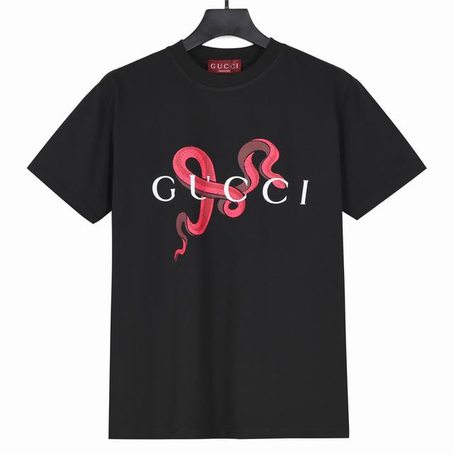 gucci古驰2025蛇年限定印花短袖T恤 面料采用300克重双纱精梳棉，定制32支1*1螺纹，成衣两遍水洗处理，面料舒适亲肤无异感，定制定染面料，纺织密度高，