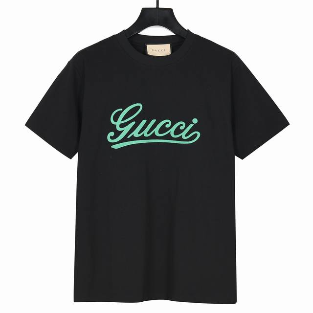 gucci古驰2025春夏新品官网字母刺绣短袖T恤 面料采用260克重双纱精梳棉，定制32支1*1螺纹，成衣两遍水洗处理，面料舒适亲肤无异感，定制定染面料，纺织