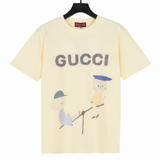 gucci古驰2025春夏新品插画跷跷板 高端兄弟数码直喷工艺短袖T恤 面料采用260克重双纱精梳棉，定制32支1*1螺纹，成衣两遍水洗处理，面料舒适亲肤无异感