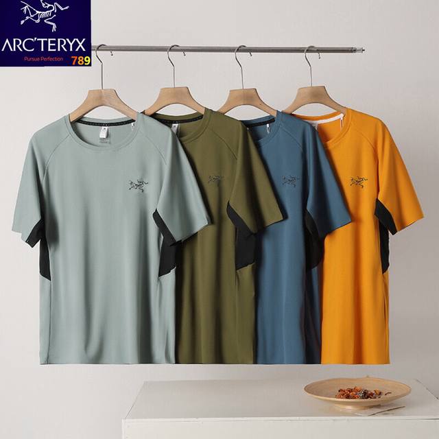 arc'teryx始祖鸟 速干透气户外运动登山徒步通勤男款 胸前是经典的Logo压花 久洗也不会掉 上身清新百搭 又充满时尚气质 原厂定制面料，手感细腻顺滑，上