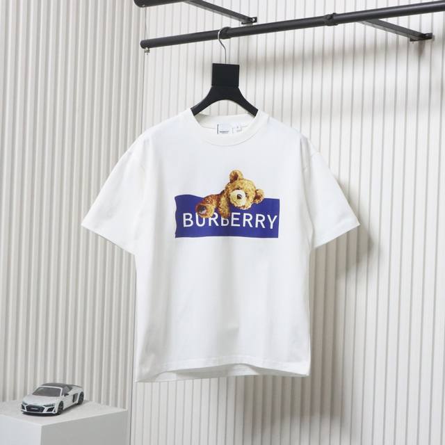 burberry 巴宝莉 24Ss 小熊短袖T恤 面料采用定制240G 26支特滑双股精棉平纹高密无尘全棉布料。前幅高密度加厚，走线平整，代工品质，全套定制辅料
