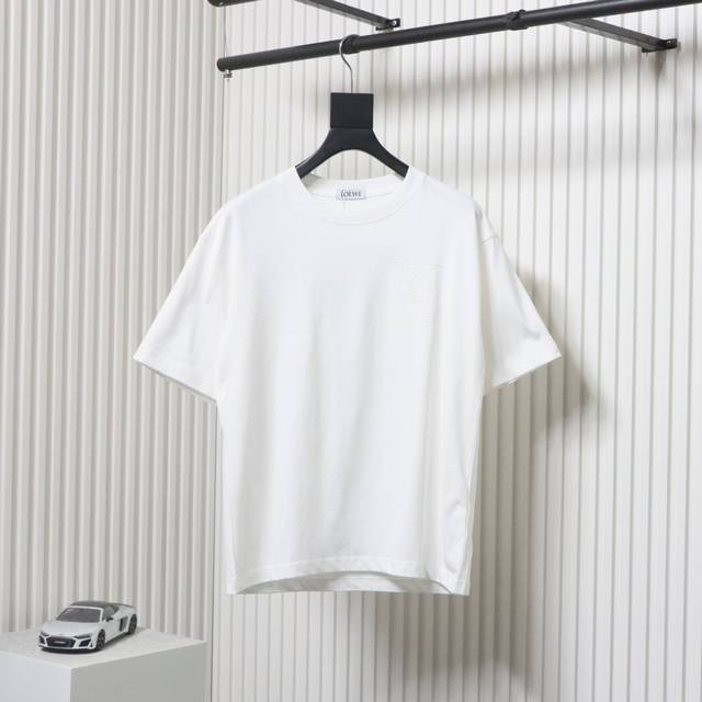 loewe 罗意威 23Ss 立体浮雕四叶草短袖T恤 面料采用260G爽滑双纱面料 上身效果超飒超惊艳 100%区别市面的顶级品质 不偷工减料 男女同款 Os版