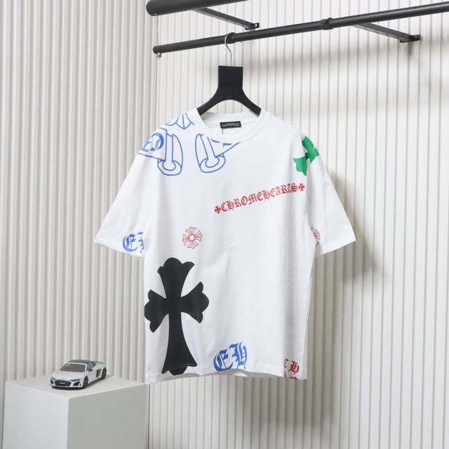 chrome Hearts 克罗心 25Ss 彩色字母徽标印花短袖面料采用280克重精梳棉，定制32支1*1螺纹，成衣两遍水洗处理，面料舒适亲肤无异感，定制定染