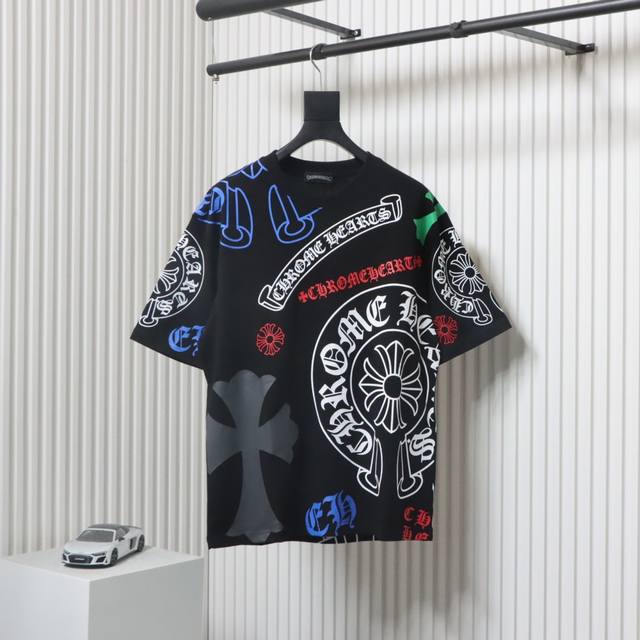 chrome Hearts 克罗心 25Ss 彩色字母徽标印花短袖面料采用280克重精梳棉，定制32支1*1螺纹，成衣两遍水洗处理，面料舒适亲肤无异感，定制定染