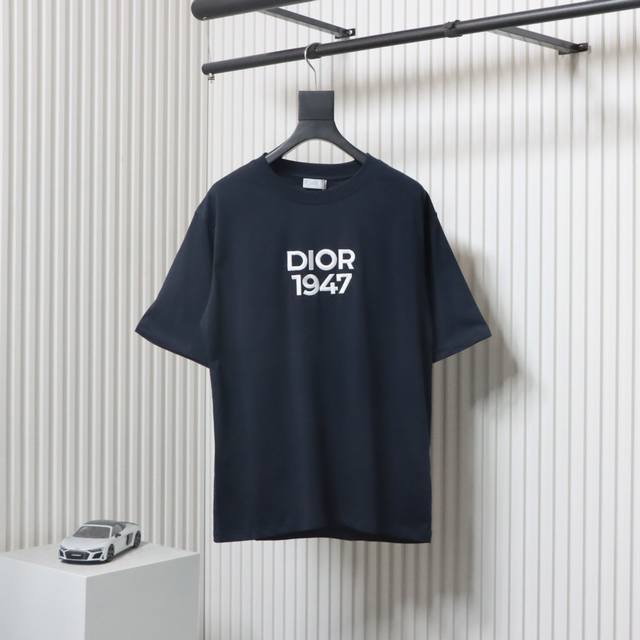 dior 迪奥 24Ss 1947刺绣短袖 260克紧密平纹双纱大白面料，配套1*1罗纹胸前1947标志刺绣采用进口机字母立体绣，字母清晰且线条感，刺绣效果非常