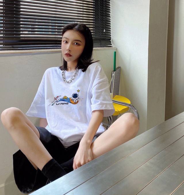 上新！新款中国李宁宇航员联名限量版，国潮圆领短袖T恤！超级吸睛！ 不仅保留了传统的招牌风格，色调上的搭配效果自带层次，视觉上很有高街调性！重工艺高质感，棉质感强