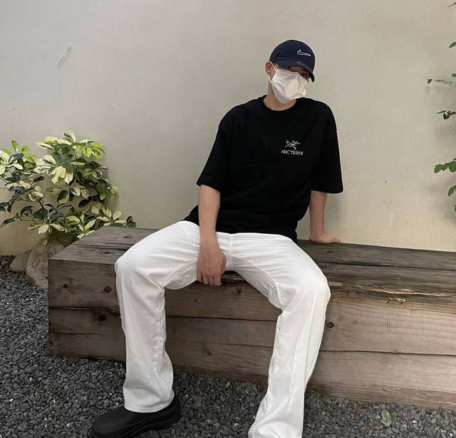 上新！始祖鸟夏季新款短袖T恤,简约大气的设计感！版型剪裁特别有讲究！上身很洋气显瘦内搭外穿都看 高密针织圆领设计，平整简约！亲肤透爽！T恤面料的柔软性舒适性无可