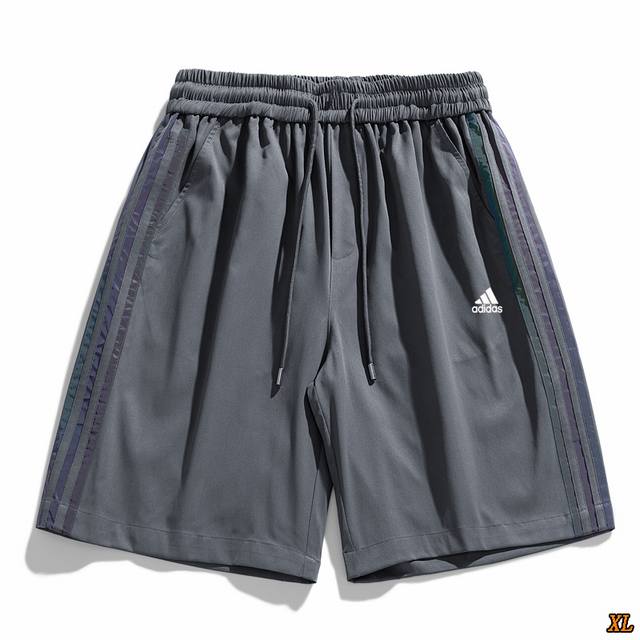 阿迪达斯 独家实拍上新夏季高品质三条杠条纹速干短裤薄款运动裤五分裤篮球裤，本季主打，货源充足，放心主推，高端品质，经典设计，做工出色，经典百搭，上身效果极佳