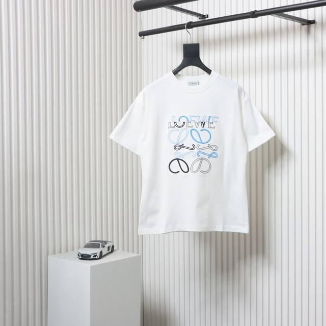 loewe 罗意威 25Ss 不规则徽标Logo撞色刺绣短袖T恤 购入原版开模打造，全套定制辅料，所有细节完美还原简约清新风格，彰显出高品格的气质，采用260G