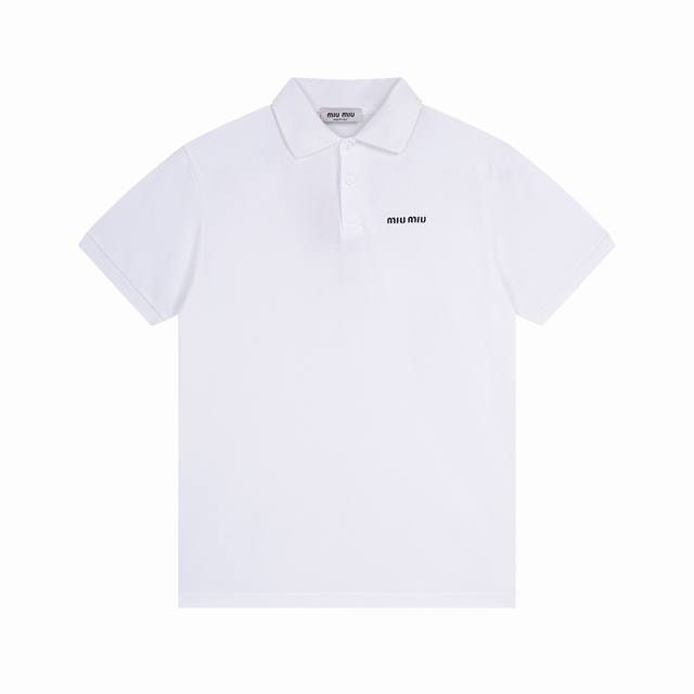 miu Miu 24Ss 春夏新款 字母刺绣短袖Polo衫 Yb购入打版，采用纯棉珠地面料， %棉，胸口饰有撞色品牌标识刺绣徽标，经典Polo翻领设计，领口，下