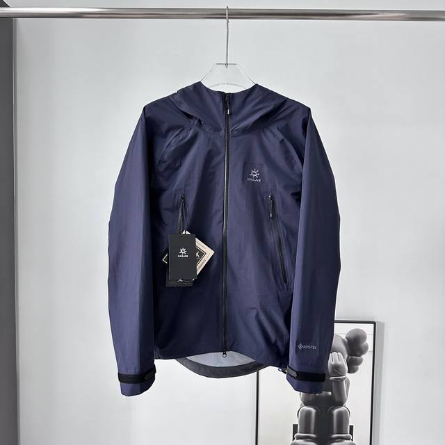 kailas 凯乐石 Mont-Lt 轻量级冲锋衣外套 防风防水透汽性能卓越，确保户外活动时身体干爽舒适。 可调节立体风帽设计，有效阻挡风雨侵袭，保护头部与面部
