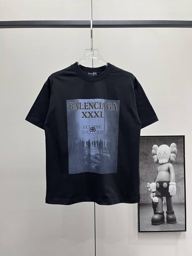 balenciaga 巴黎世家 25Ss 人像锁扣短袖T恤 此款以其独特的设计和精湛的工艺，展现了品牌的时尚魅力。这款T恤采用高品质面料，柔软舒适，透气性好。短