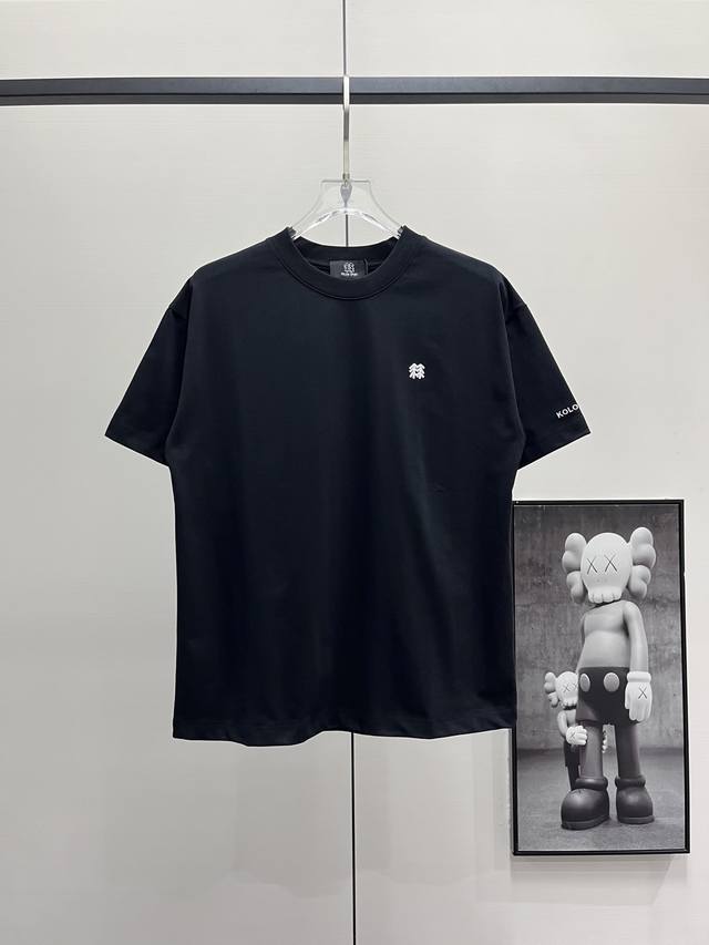 kolon Sport 可隆 25Ss 简约刺绣小标短袖T恤 精选280克双纱面料，质地厚实且透气性好。衣身采用32支双股1乘1螺纹设计，不仅增强了衣物的弹性与
