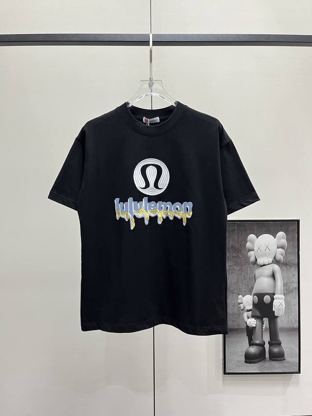 lululemon 露露乐檬 25Ss 镂空刺绣大Logo情侣短袖T恤 精选高支数280克定制定染双纱棉 重工田岛刺绣Logo，整个刺绣立体精致动感，层次分明，