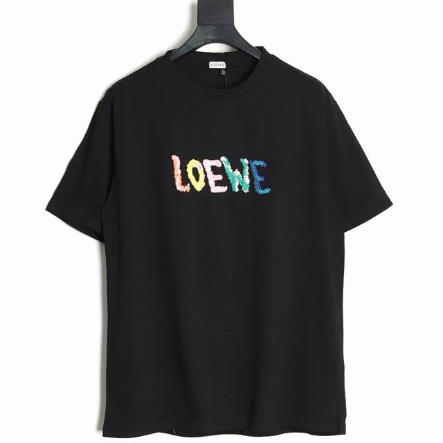 loewe 罗意威 彩虹绣花圆领短袖T恤 原 P10,100购买；轻质棉质T恤、宽松版型、标准长度、圆领罗口、胸前饰有标识刺绣 轻质纯棉紧密棉面料，采用24S特