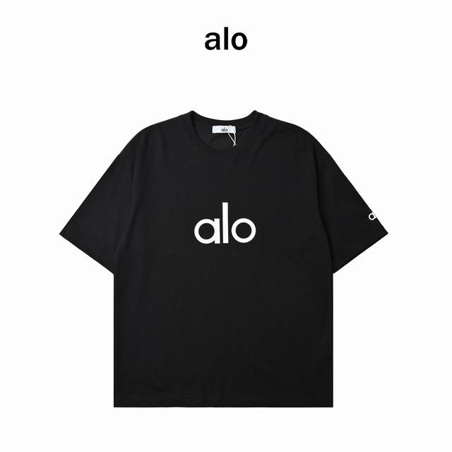 alo Yoga 简约字母纯色短袖T恤 简约纯色T恤，却因为胸口那独特的硅胶贴片“Alo”标，瞬间变得超有质感。硅胶贴片不仅在视觉上很吸睛，摸起来的手感也超特别