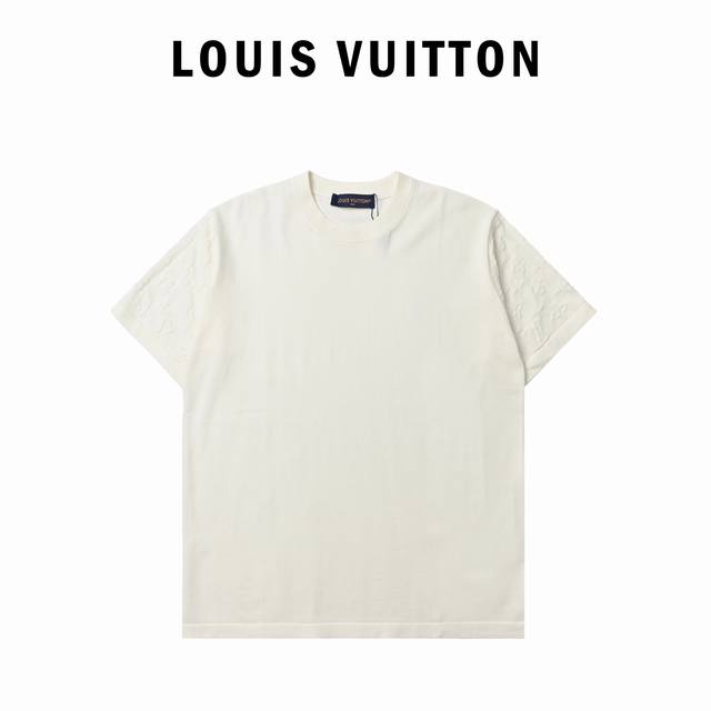 louis Vuitton 双袖提花短袖T恤 简约的纯色，高级又百搭。但最绝的还是它的针织提花设计，Lv经典元素以精致提花工艺呈现在短袖上，细节处尽显奢华质感，