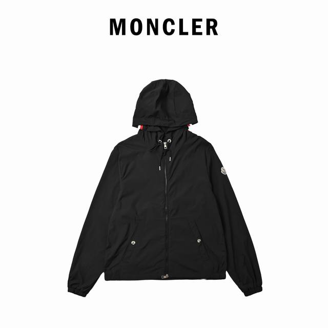 moncler 蒙口 轻薄款防晒风衣外套 非常轻薄的一款风衣，立体剪裁的宽松版型，腰部采用松紧抽绳设计，时髦有型的同时又非常修身显瘦~ 不管是春秋做为外套穿搭，