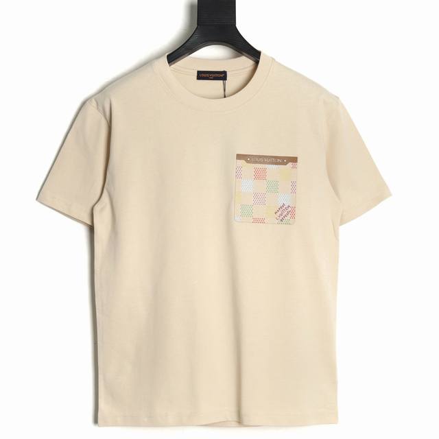 louis Vuitton Lv 路易威登 25Ss 棋盘格皮牌口袋短袖 定制250克全棉双纱紧密爽滑面料，32支双股双纱打造，布面干净，布纹清晰，手感非常细腻